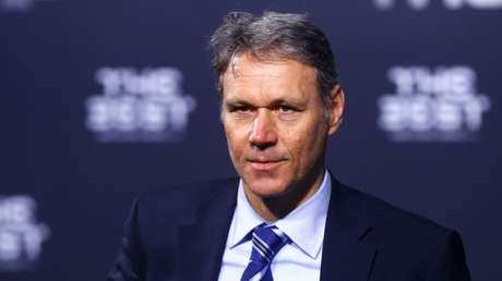 VIDEO: La leyenda del fútbol Marco Van Basten lanza una proclama nazi en directo en el día del fútbol contra el racismo