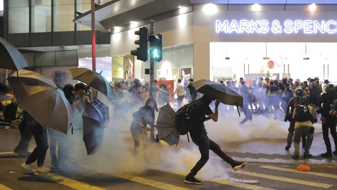 La gobernadora de Hong Kong tacha de