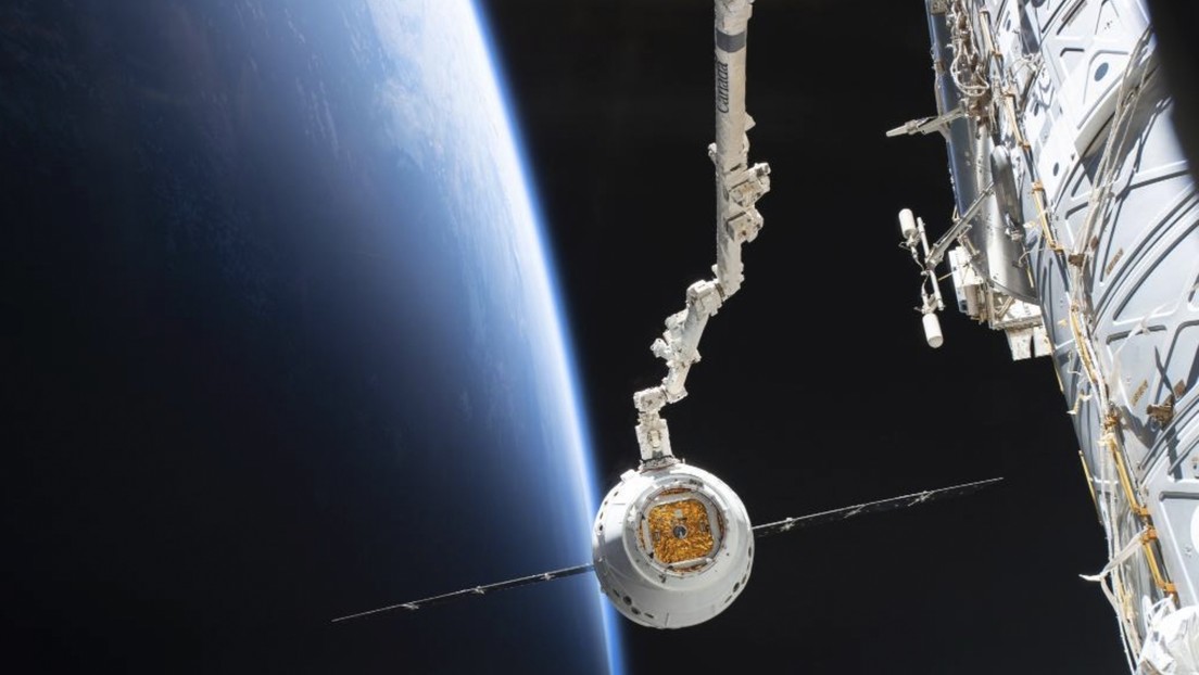 La Estación Espacial Internacional recibe ratones modificados genéticamente, miles de gusanos y un robot