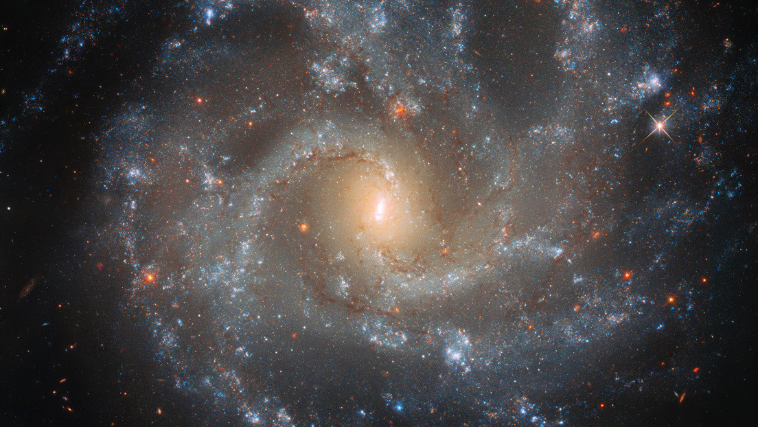 El telescopio espacial Hubble capta una galaxia brillante con ...