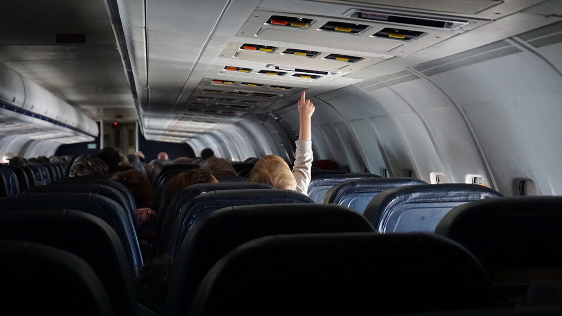 Una mujer sufre un derrame cerebral en pleno vuelo y la salva su hija de 6 años