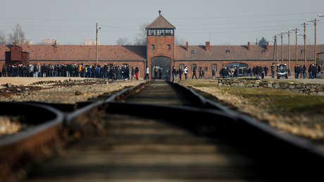 "Inquietante e irrespetuoso": Critican a Amazon por vender adornos navideños con imágenes de Auschwitz