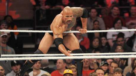 VIDEO: Publican un épico momento de Dwayne 'la Roca' Johnson en la WWE y este responde revelando el inesperado patinazo que hubo detrás