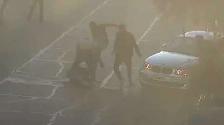 Un joven es lanzado frente a una ambulancia desde un coche luego de ser golpeado y abaleado en Argentina (VIDEO)