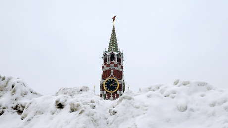 FOTOS, VIDEO: Moscú recurre a la nieve artificial para blanquear el centro en vísperas de Año Nuevo (y no es una broma)