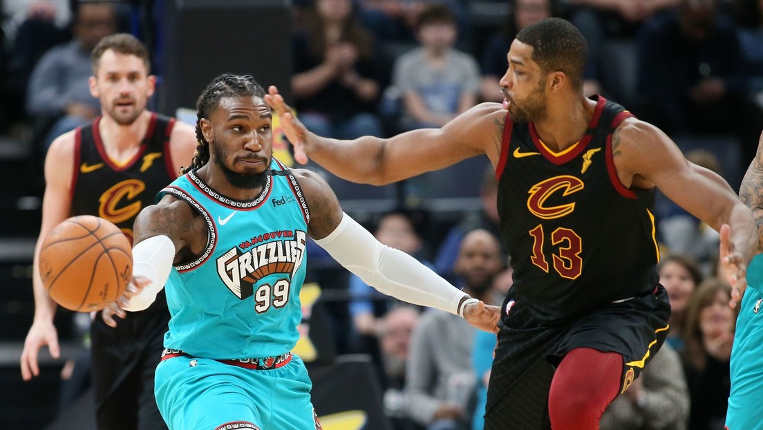 VIDEO: Un jugador de la NBA le pega una palmada en el trasero a su contrincante en pleno partido y acaba expulsado
