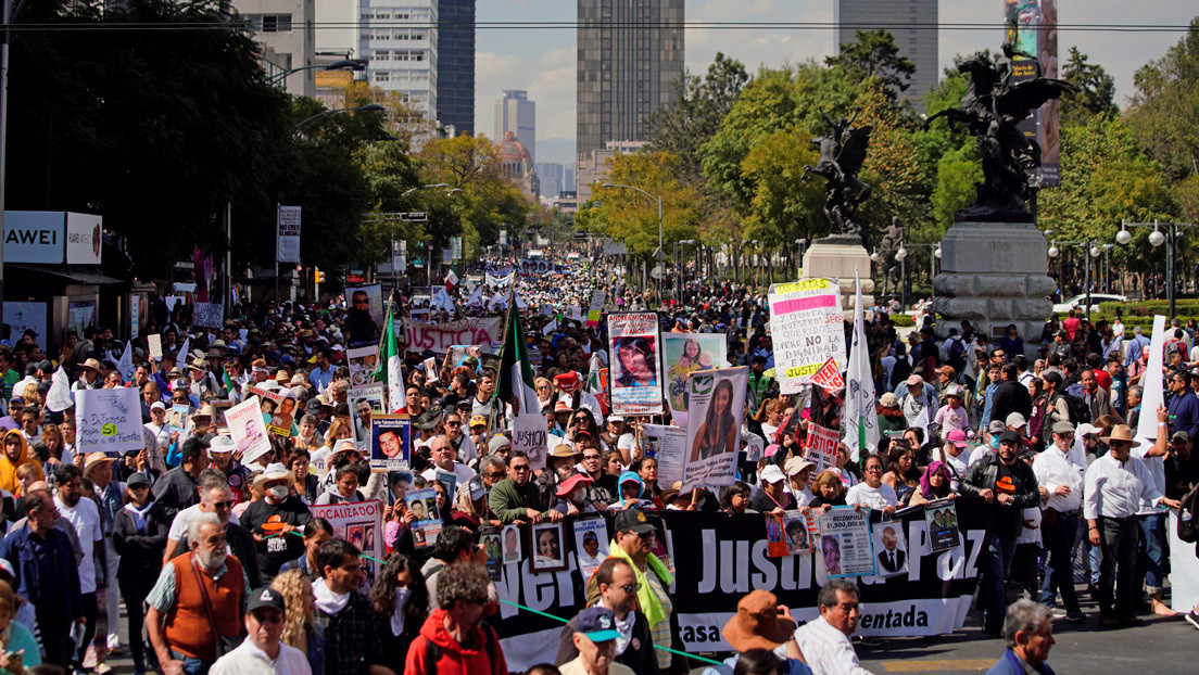 La marcha por la paz termina en México con reclamos y empujones por