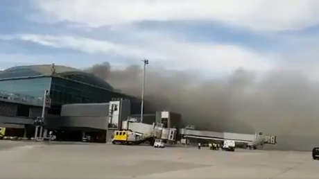 VIDEOS: Un incendio en el techo de una terminal obliga a evacuar el aeropuerto espaÃ±ol de Alicante