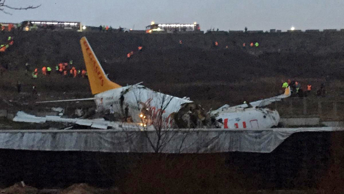Un avión de pasajeros se sale de la pista, se incendia y se parte en tres en un aeropuerto de Estambul (VIDEO, FOTOS)
