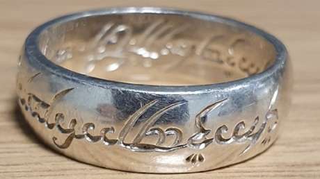 Policías hallan el Anillo Único sin saber qué es y son objeto de burlas al pedir ayuda con la búsqueda de su propietario