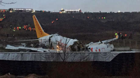 Un avión de pasajeros se sale de la pista, se incendia y se parte en dos en un aeropuerto de Estambul (VIDEO, FOTOS)