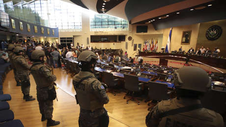 Bukele irrumpe en la Asamblea Nacional con militares y abre una crisis institucional en El Salvador