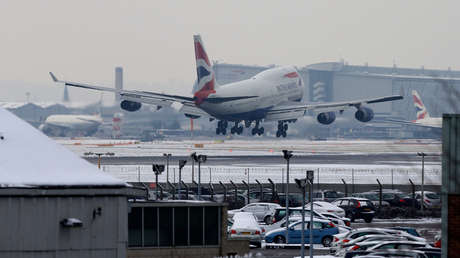 VIDEO: Un avión realiza un aterrizaje prácticamente vertical en medio del violento viento cruzado en Londres