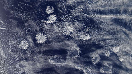 Gigantescas nubes en forma de rosetón que no pueden ser observadas desde tierra son captadas sobre Australia