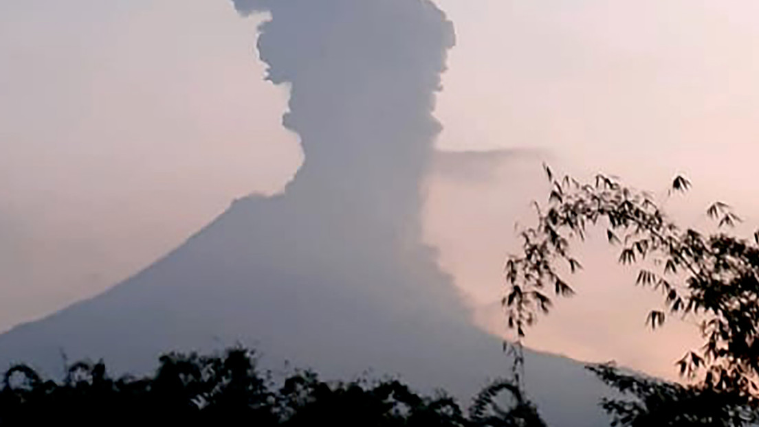 VIDEOS: Uno de los volcanes más activos de Indonesia entra en erupción y arroja una columna de ceniza de 6.000 metros