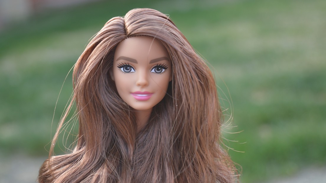 Mattel lanza una Barbie sin brazos para honrar a una joven nadadora paralímpica