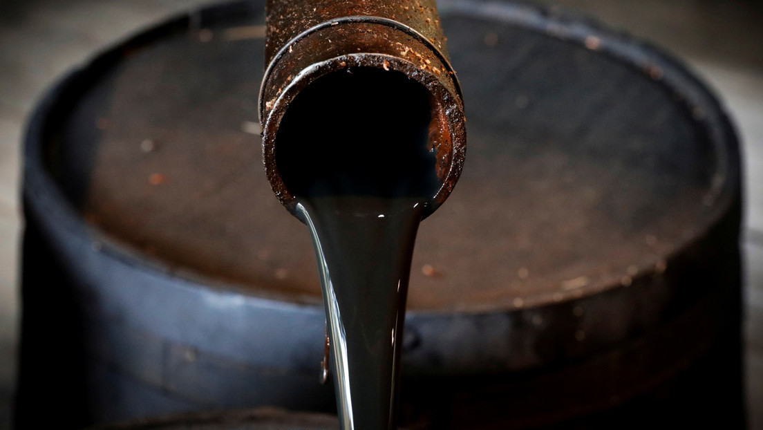 Precios del petróleo caen un 8 % por el fracaso de la OPEP para alcanzar acuerdo sobre recortes de producción