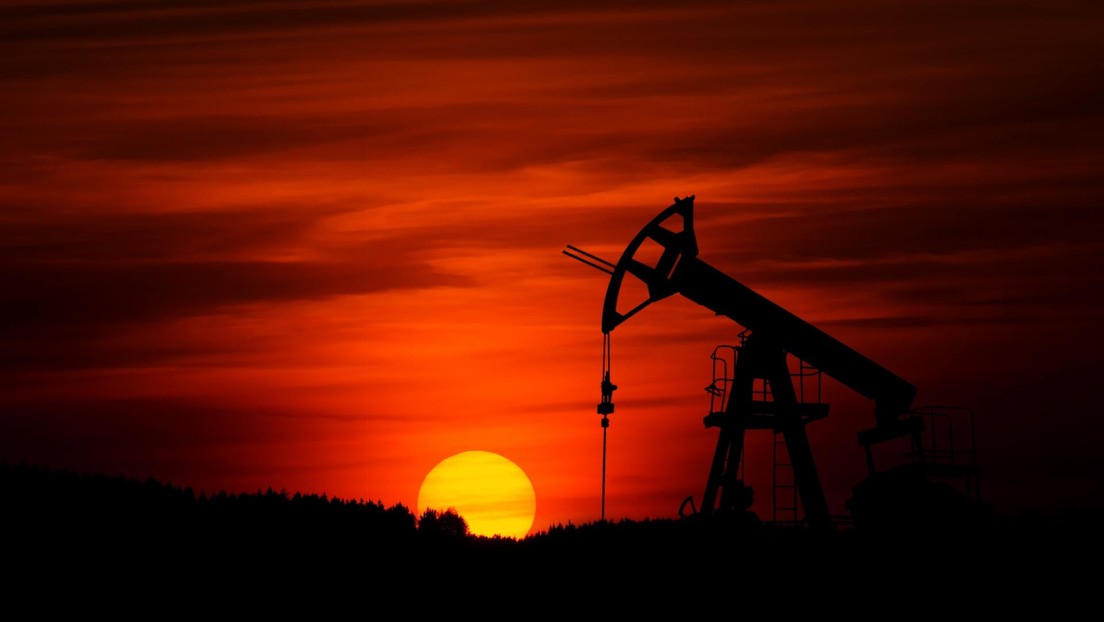 El petróleo se desploma un 30%