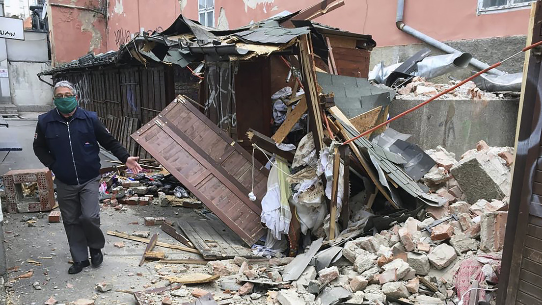 Primeras imágenes: Edificios derrumbados y autos aplastados tras un fuerte sismo de magnitud 5,4 en Croacia