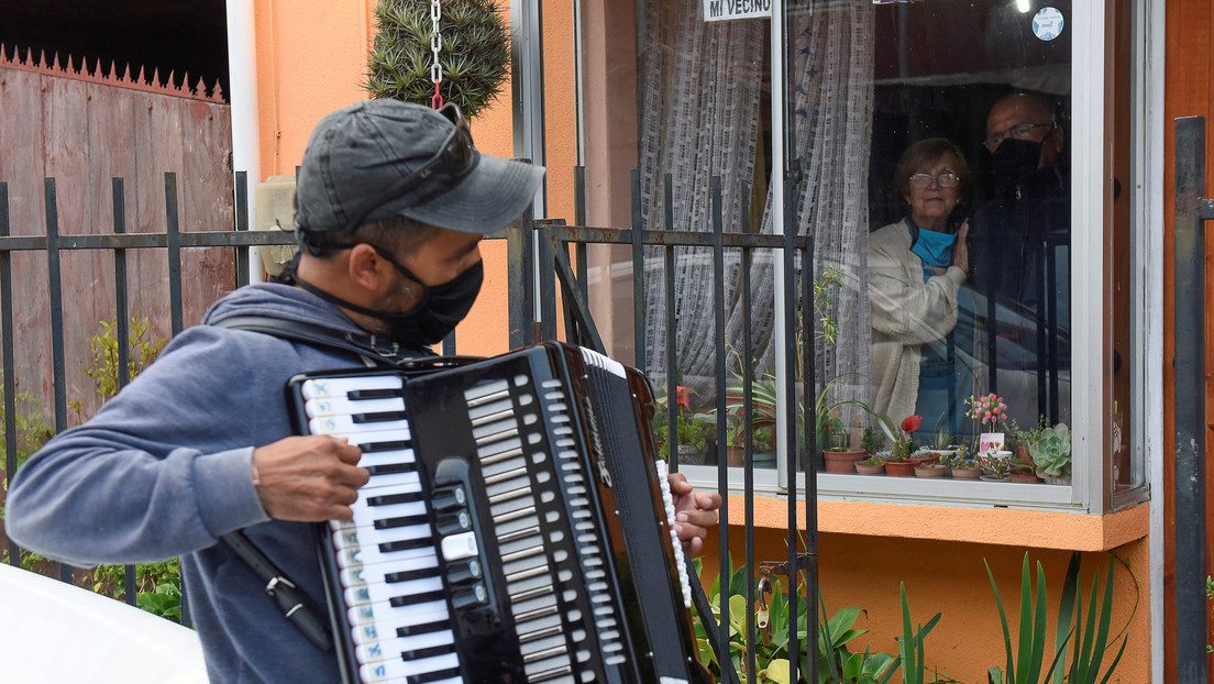 VIDEO: Un chileno toca el acordeón frente a la ventana de sus padres para animarlos en la cuarentena por el coronavirus
