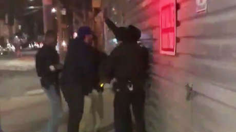 Un grupo de policías agrede brutalmente a un joven desarmado en Nueva York (VIDEOS)