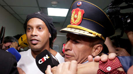 Doble de Ronaldinho se jacta del aumento de sus ganancias tras la detención del exfutbolista