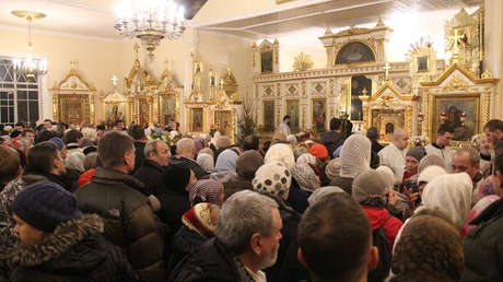 Ortodoxos rusos reciben el doble de vino durante la comunión como medida contra el coronavirus