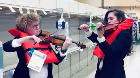 VIDEO: Violinistas tocan la melodía del hundimiento del Titanic ante los estantes de papel higiénico vacíos de un supermercado