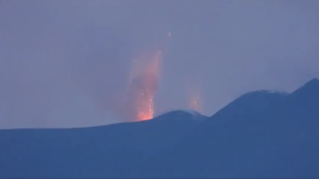 VIDEO: El volcán Etna brinda una "exhibición pirotécnica" en medio de la cuarentena por el coronavirus