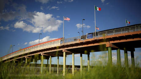 México y EE.UU. acuerdan restringir "viajes no esenciales" en la frontera común, pero mantienen actividad comercial