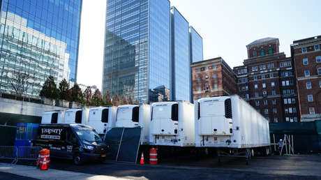 Despliegan unidades refrigeradas como morgues en las calles de Nueva York preparándose para el aumento de las víctimas del covid-19