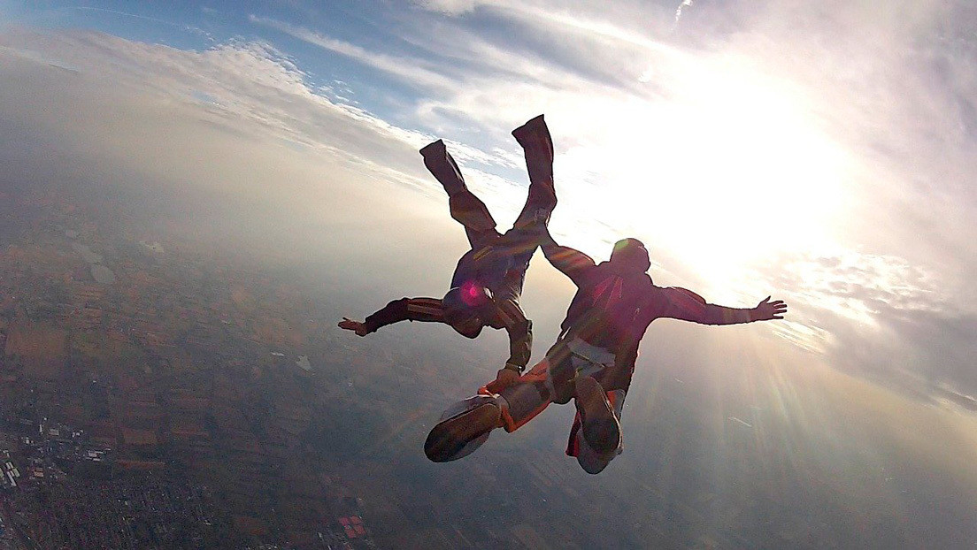 VIDEOS: Un paracaidista es noqueado en pleno salto grupal y un compañero lo rescata