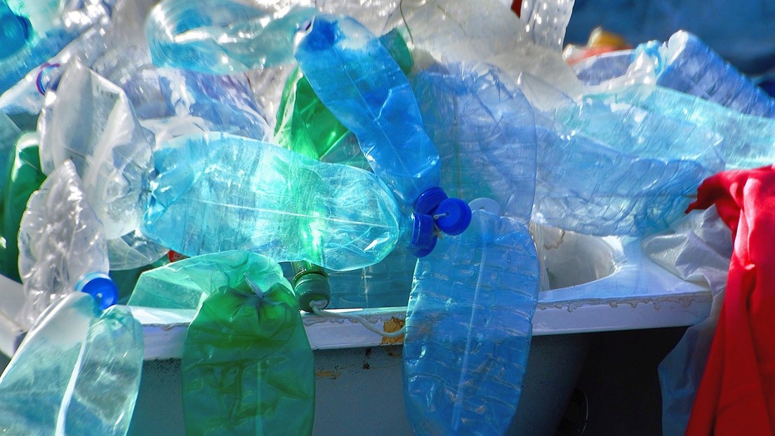 Hallan una enzima capaz de reciclar toneladas de botellas de plástico en horas (para hacer nuevas botellas)