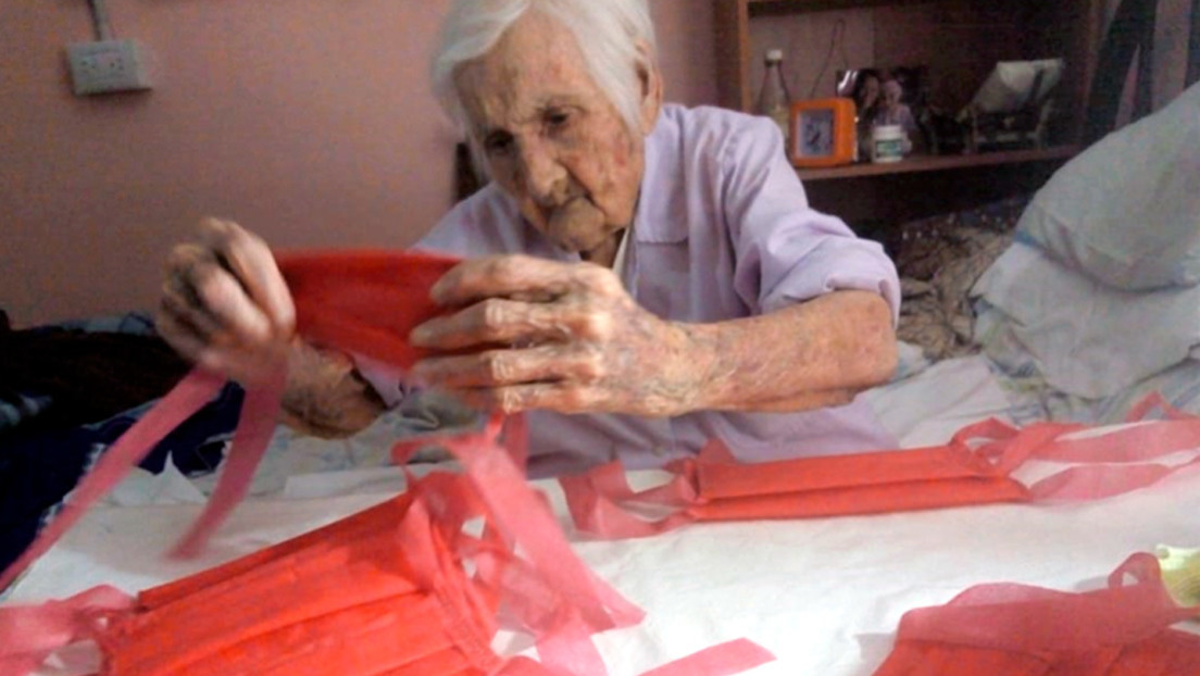 La conmovedora historia detrás de la argentina de 96 años que es viral por hacer tapabocas y donarlos a un hospital