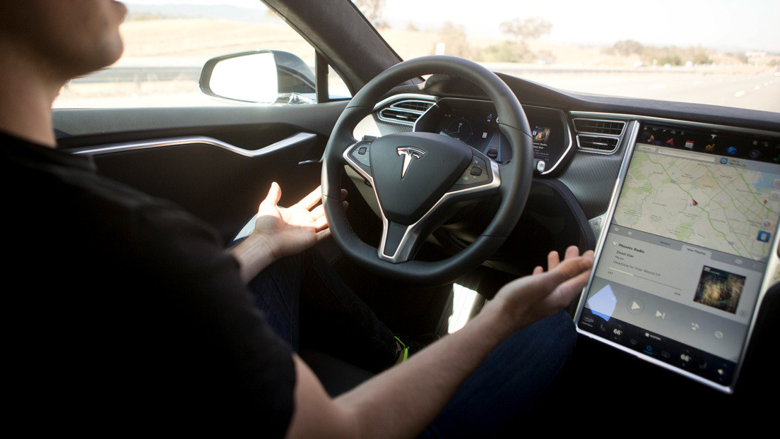 VIDEO: Intenta engañar al piloto inteligente de Tesla disfrazando a su novia y llama la atención de Elon Musk