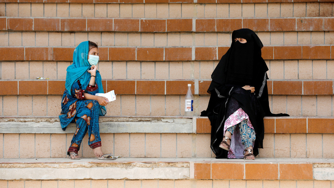 Un clérigo pakistaní culpa a las mujeres que visten poca ropa por el brote de coronavirus
