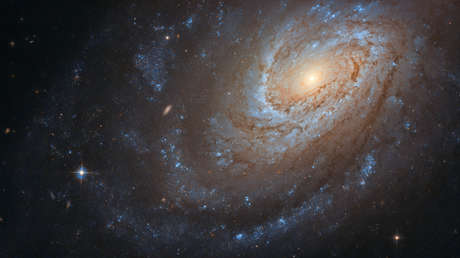Publican la imagen de una galaxia 'caníbal' que oculta un "violento secreto"