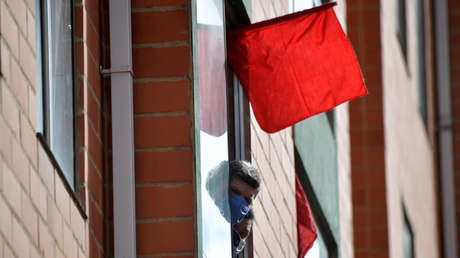 Que Hay Detras Del Uso De Un Trapo Rojo En Las Ventanas De Algunas