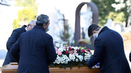 Aíslan a un municipio italiano después de que cientos de personas se reunieran en un funeral