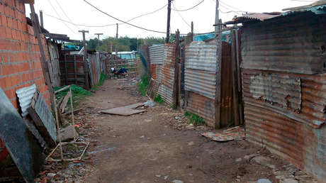 Siete personas en un dormitorio de chapa junto a un basural: 'estalla' la emergencia habitacional de Argentina en la cuarentena