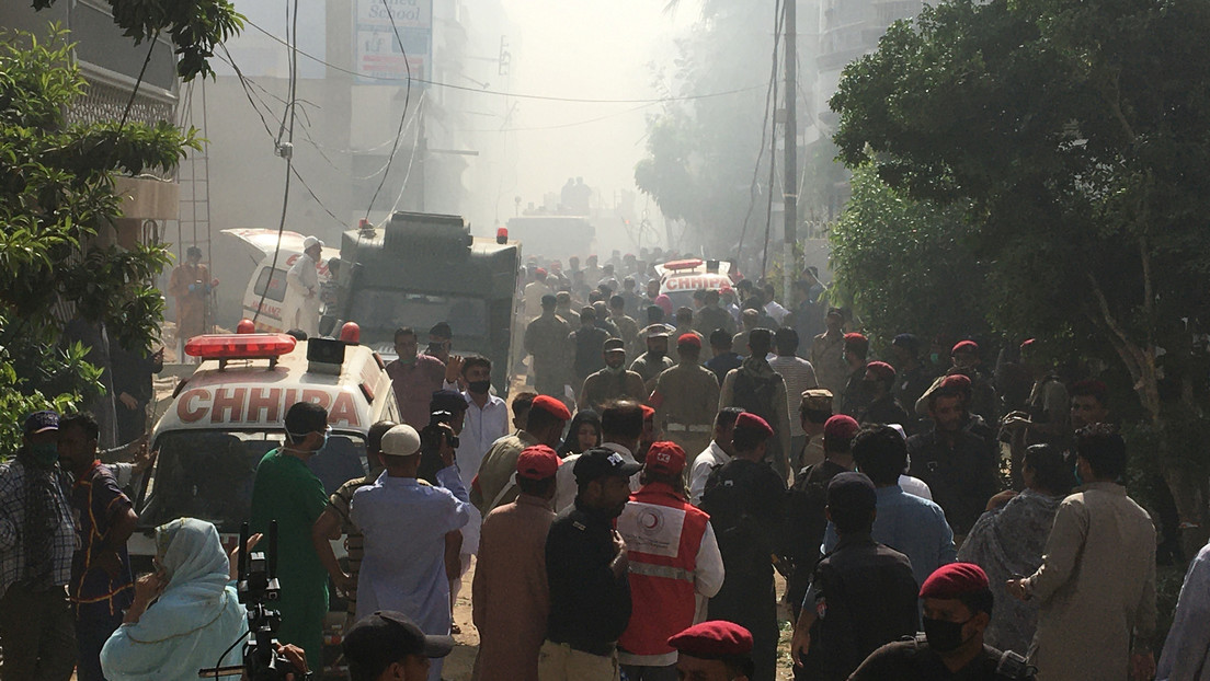 Un avión con 107 personas a bordo de Pakistan International Airlines se estrella en un barrio residencial cerca del aeropuerto de Karachi