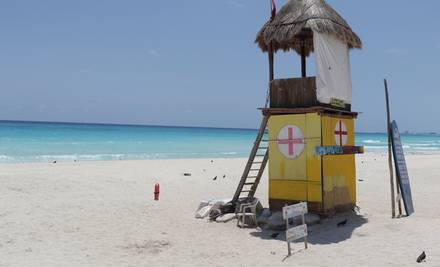 Playa desolada en Cancún, Quintana Roo, México, 2 de abril de 2020.