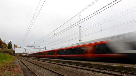 VIDEO: Un tren a toda velocidad choca contra un camión atascado en las vías