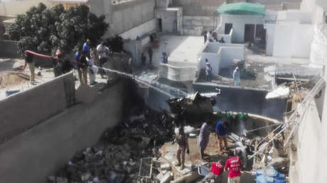 VIDEO: Primeras imágenes desde el lugar donde se estrelló un avión de Pakistán International Airlines con 107 personas a bordo