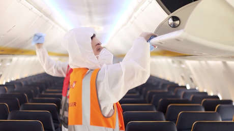 VIDEO: Así es como se propaga el coronavirus en un avión si se evita el uso de mascarillas