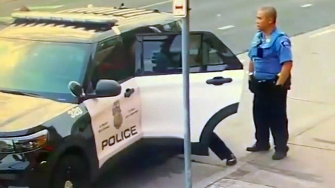 VIDEO: Nuevas imágenes de la detención de George Floyd muestran a los agentes forcejeando con él dentro del patrullero