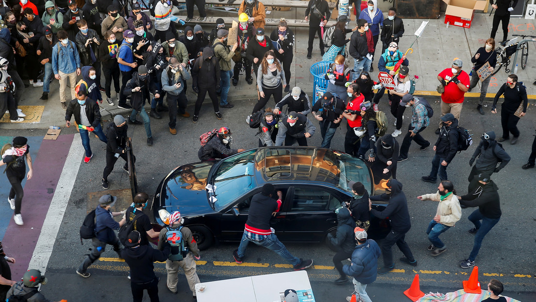 VIDEO: Momento en el que una persona conduce un auto hacia una multitud de manifestantes y abre fuego en Seattle