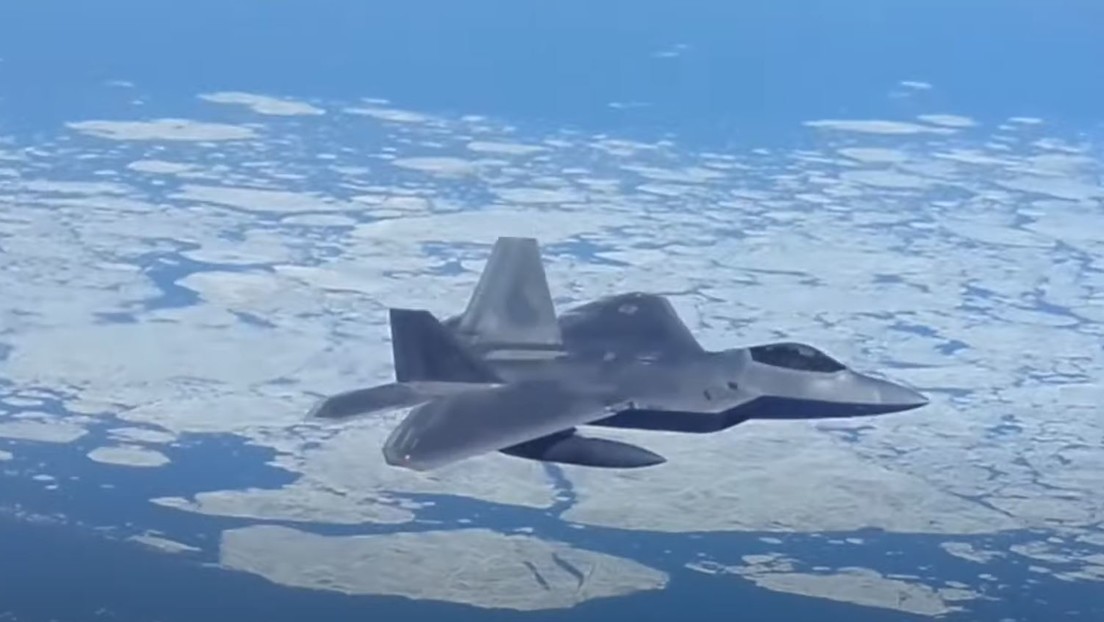 VIDEO: Momento en el que cazas F-22 de EE.UU. acompañan a bombarderos estratégicos rusos Tu-95MS durante un vuelo de patrullaje sobre aguas neutrales