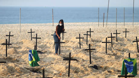 Cavan 100 tumbas en la playa de Copacabana para denunciar el manejo de la pandemia por parte de Bolsonaro (VIDEO)