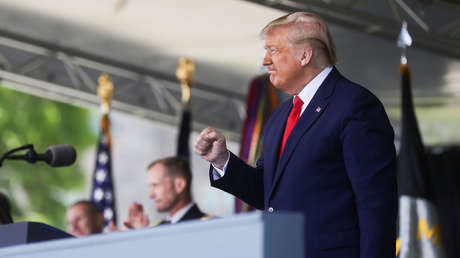 "Lo último sería caerme": La insegura caminata de Trump por una rampa desata rumores sobre su salud (VIDEO)